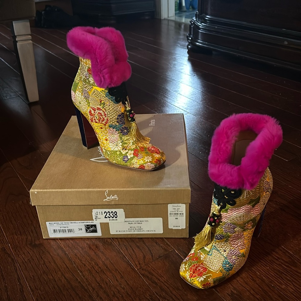 Christian Louboutin May Wong 100 Multi
Authentic CL booties w/ tassels Size38/8B